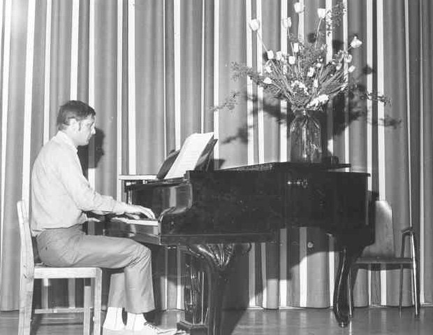Nils-Erik Gräns spelar piano.