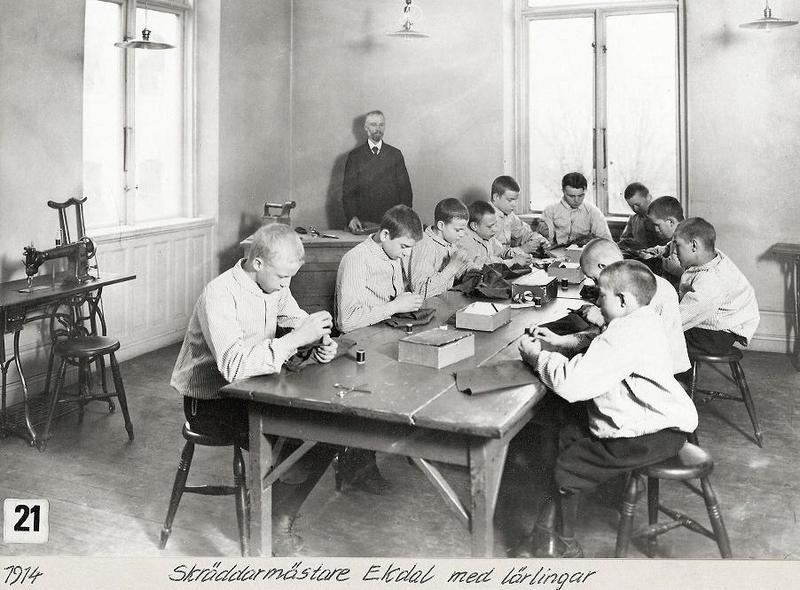 Skräddarmästare Ekdal med sina elever 1914.