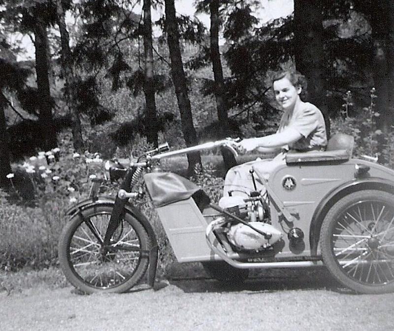 Karin Westlund på sin motorcykel 1953.