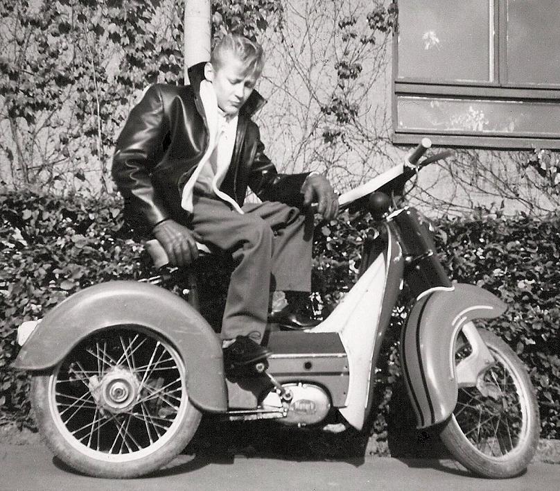 Rolf på sin moped 1960.