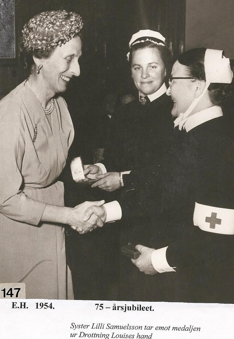 Drottning Louise delar ut medalj 1954.
