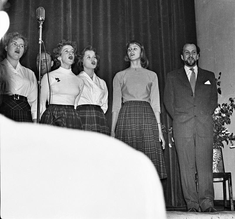 Anna Sundquist (i mitten) ca 1957-58. 