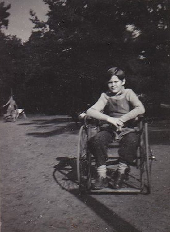 Evert Persson tillfälligt i rullstol 1950
