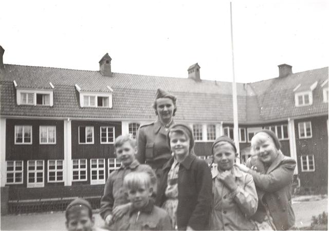 Syster Birgit med elever 1952.