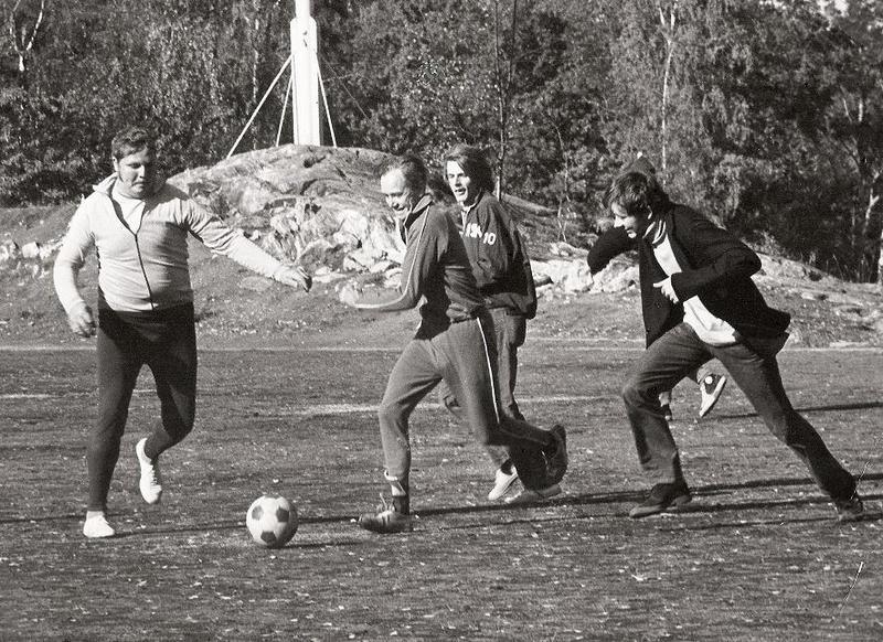 Rektor Boström spelar fotboll.