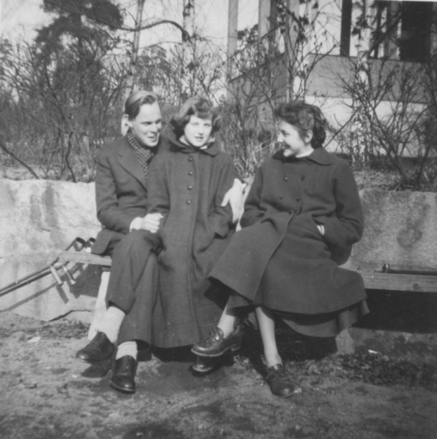Nisse, Marianne och Kerstin i vårsolen 1953-54.