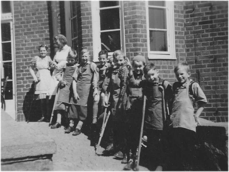 På skolhemmets ingångsramp omkring 1947