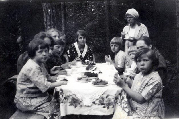 Vid kaffebordet omkring 1932 Vid kaffebordet omkring 1932