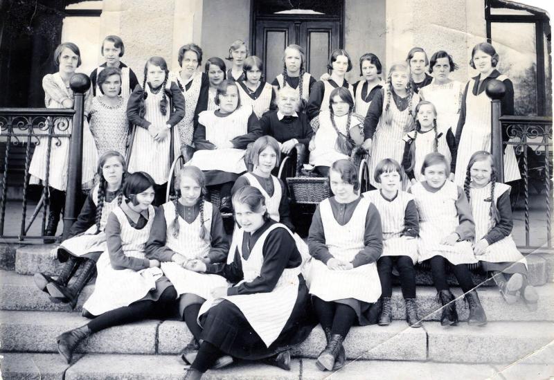 Fru Kruse med grupp av kvinnliga elever