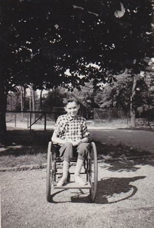 Stig Allan Olsson i rullstol tillfälligt 1953