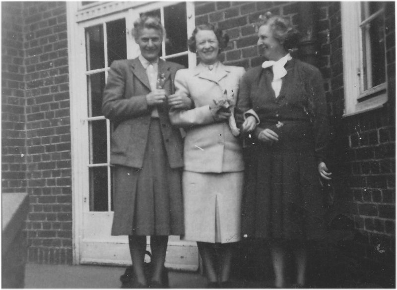 Tre damer på trappan omkring 1947