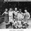 Glada pojkar i fotbollsmålet 1936.