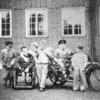 Gruppbild med cykelvagn 1952