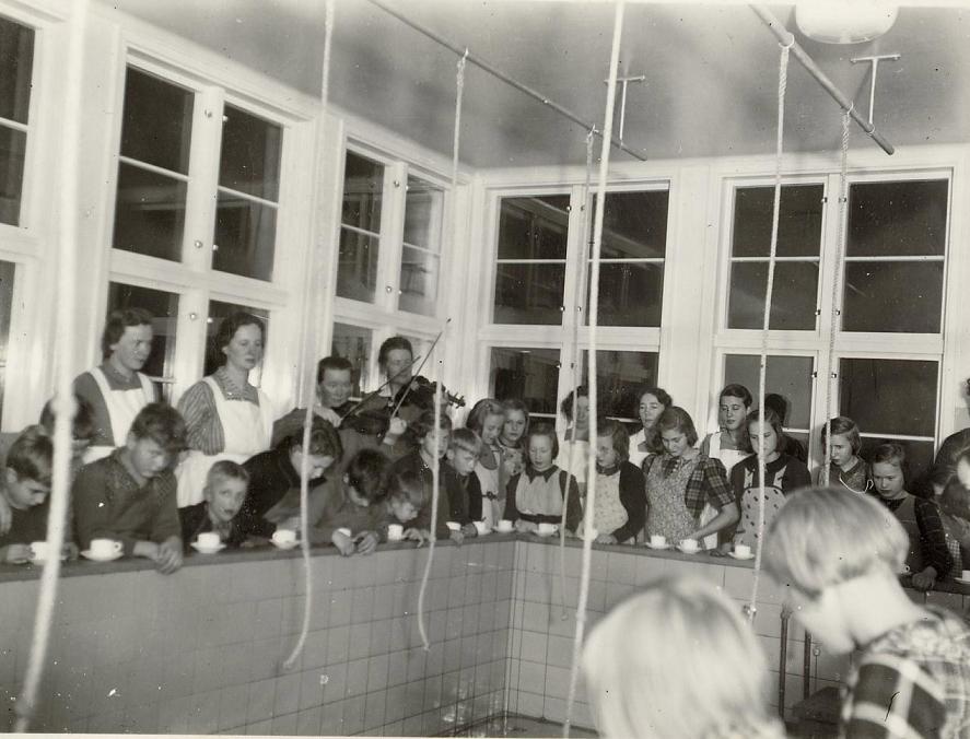Bassängen i badrummet (40-talet).