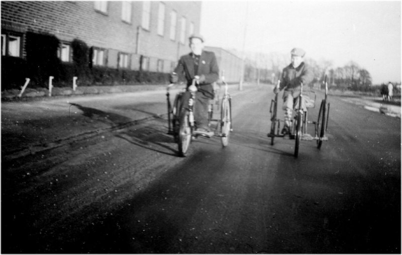 Lennart Larsson och Stig Svensson med cykelvagnar