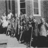 På skolhemmets ingångsramp omkring 1947