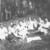 Personal i gröngräset mitten av 1950-talet